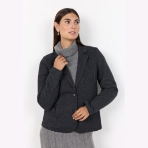 «Γυναίκα φορά γυναικείο blazer σε ανθρακί χρώμα, με δύο κουμπιά και πέτο, συνδυασμένο με γκρι πλεκτό ζιβάγκο και φούστα. Το σακάκι έχει μαλακή υφή και άψογη εφαρμογή, φωτογραφημένο σε λευκό φόντο.»