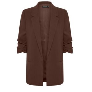 «Σοκολατί καφέ blazer Soaked in Luxury σε ίσια γραμμή, με κλασικό πέτο και μανίκια 3/4 με σούρα. Το σακάκι είναι φωτογραφημένο σε λευκό φόντο και φαίνεται καθαρά η μαλακή υφή του υφάσματος.»