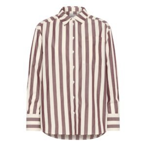 Ριγέ oversized γυναικείο πουκάμισο σε σοκολατί και εκρού, από μαλακό βαμβάκι, με κλασικό γιακά και τσέπη στο στήθος, σε λευκό φόντο.