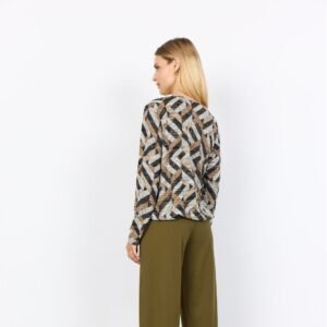 Μπλούζα με μακρύ μανίκι και γεωμετρικό print, λήψη από πίσω που αναδεικνύει τη ριχτή εφαρμογή και τη λεπτομέρεια του υφάσματος. Ουδέτερο λευκό φόντο.