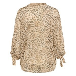 «Πίσω όψη λεοπάρ μπλούζας Soaked in Luxury, ανάλαφρη ύφανση και μανίκια 3/4 με δεσίματα. Ουδέτερο μονόχρωμο φόντο.»