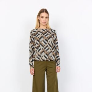 Μπλούζα με γεωμετρικό σχέδιο σε γήινους τόνους, στρογγυλή λαιμόκοψη και ίσιο τελείωμα. Το μοντέλο ποζάρει με χαλαρή στάση σε minimal φόντο.