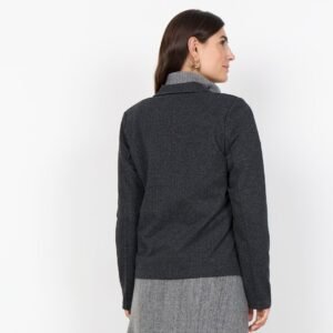 «Πλάτη γυναικείου blazer σε ανθρακί χρώμα, με ίσια γραμμή και μαλακή υφή πλεκτού υφάσματος. Το μοντέλο φορά γκρι πλεκτό ζιβάγκο και στέκεται σε λευκό φόντο.»