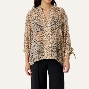 «Μοντέλο φοράει λεοπάρ ημιδιάφανη μπλούζα Soaked in Luxury με χαλαρό V ντεκολτέ και φαρδιά γραμμή. Συνδυασμένη με μαύρο tailored παντελόνι. Ανοιχτό, καθαρό φόντο.»