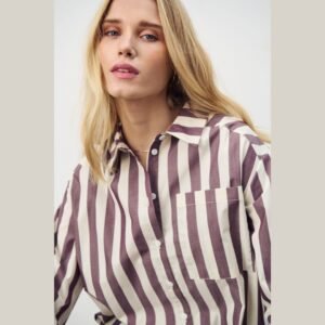 Κοντινό πορτρέτο γυναίκας που φορά ριγέ σοκολατί -εκρού πουκάμισο από βαμβάκι, με φυσικό μακιγιάζ και ανοιχτά μαλλιά, σε ουδέτερο φόντο.