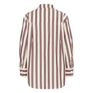 Ριγέ oversized γυναικείο πουκάμισο σε σοκολατί και εκρού, από μαλακό βαμβάκι, με κλασικό γιακά και τσέπη στο στήθος, σε λευκό φόντο.