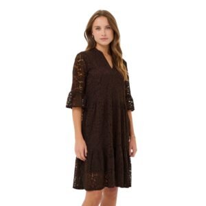 «Γυναικείο μίντι φόρεμα από καφέ δαντέλα σε Α-γραμμή, με V-λαιμόκοψη και μανίκια 3/4 με καμπάνα τελείωμα. Το μοντέλο ποζάρει σε λευκό φόντο φορώντας δερμάτινες καφέ μπότες.»