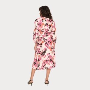 «Γυναίκα μοντέλο από πίσω, φορώντας το midi floral κρουαζέ φόρεμα. Διακρίνεται το πίσω μέρος της ζώνης και η φυσική κίνηση του υφάσματος. Λευκό στούντιο φόντο.»