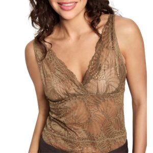 Κοντινή λήψη δαντελένιου τοπ σε ζεστό μπεζ που αναδεικνύει το floral μοτίβο, το V ντεκολτέ και την απαλή υφή της δαντέλας, σε λευκό φόντο.