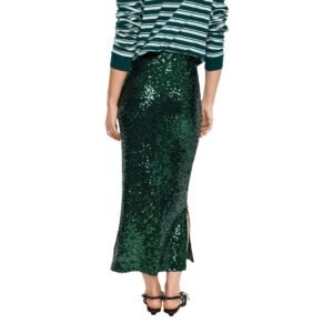 Πίσω όψη πράσινης midi φούστας με παγιέτες, ίσια γραμμή και πίσω σχισμή στο τελείωμα, φορεμένη με ριγέ τοπ, σε καθαρό λευκό φόντο.