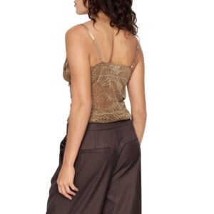 Πίσω όψη δαντελένιου τοπ σε ζεστό μπεζ φορεμένο από μοντέλο, με λεπτές τιράντες και εφαρμοστή γραμμή, σε λευκό φόντο.