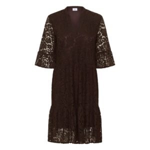 «Μίντι φόρεμα από floral καφέ δαντέλα, με V-λαιμόκοψη και φαρδιά γραμμή, φωτογραφημένο επίπεδα σε λευκό φόντο.»