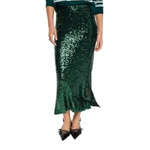 Midi φούστα με παγιέτες σε σκούρο πράσινο χρώμα και ίσια εφαρμογή, φορεμένη με ριγέ φούτερ και μαύρες μυτερές γόβες, σε λευκό φόντο.