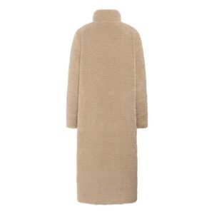 Πίσω όψη μακριού γυναικείου teddy παλτού σε μπεζ απόχρωση, με ίσια γραμμή και ομοιόμορφη υφή, σε λευκό φόντο.