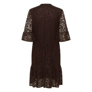 «Πίσω όψη μίντι φορέματος από καφέ δαντέλα με ανάλαφρο τελείωμα και μανίκια 3/4, φωτογραφημένο επίπεδα σε λευκό φόντο.»