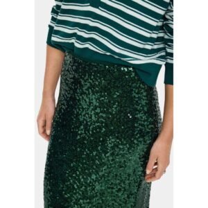 Λεπτομέρεια υφής πράσινης midi φούστας με πυκνές παγιέτες και διακριτική λάμψη, φορεμένη με πράσινο ριγέ τοπ, σε λευκό φόντο.