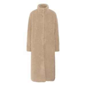 Μπροστινή όψη μακριού teddy παλτού σε μπεζ χρώμα με όρθιο γιακά και κρυφό κούμπωμα, σε καθαρό λευκό φόντο.