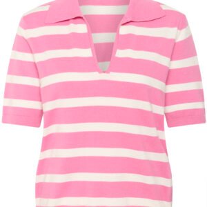 Ριγέ πλεκτή μπλούζα polo Soaked in Luxury σε ροζ και εκρού με κοντά μανίκια, γιακά polo και V άνοιγμα στο ντεκολτέ, σε καθαρό studio φόντο.