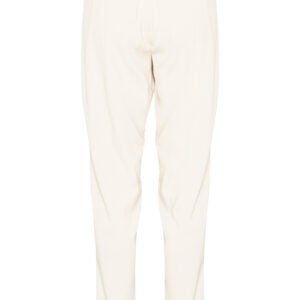 Πίσω όψη γυναικείου εκρού παντελονιού με ελαστική μέση και κομψή tapered εφαρμογή, από μαλακό ύφασμα με ελαστικότητα, σε καθαρό λευκό studio φόντο.