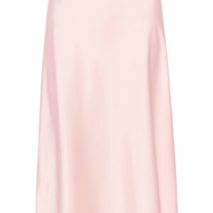 Μίντι σατέν φούστα σε ροζ πούδρα με απαλή, λεία υφή και ρευστή κίνηση, σε καθαρό λευκό φόντο που αναδεικνύει τη minimal γραμμή και την ελαφρώς Α-line εφαρμογή.