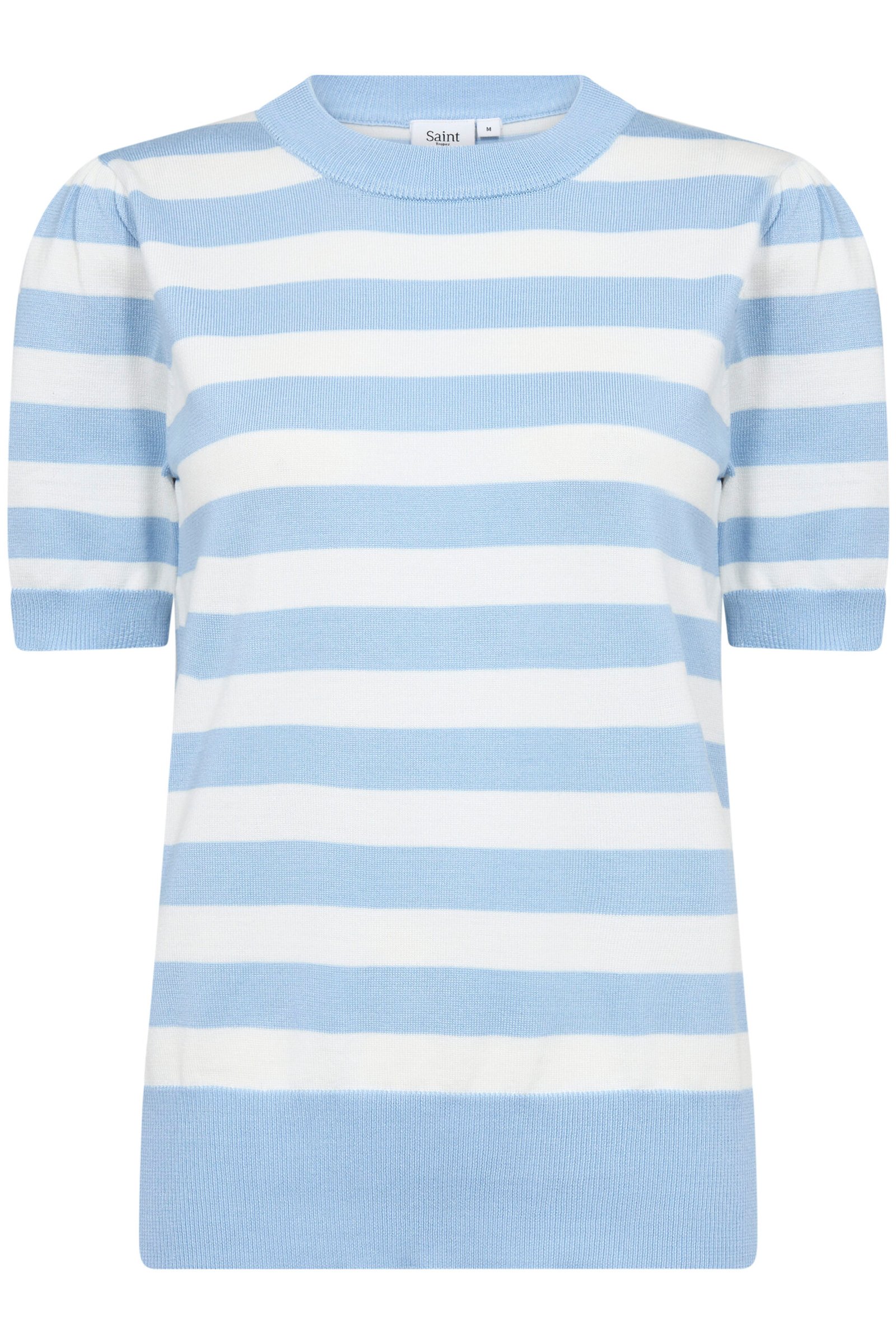 30513931_303532_100 Γυναικείο κοντομάνικο πλεκτό top με οριζόντιες γαλάζιες και λευκές ρίγες, στρογγυλή λαιμόκοψη και rib τελείωμα, λεπτή πλεκτή υφή σε καθαρό studio φόντο.