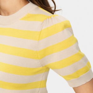 Λεπτομέρεια ώμου και μανικιού από γυναικείο ριγέ πλεκτό top σε cream και λεμονί κίτρινες ρίγες, με διακριτική σούρα στον ώμο και λεπτή πλέξη.