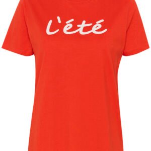 Κόκκινο γυναικείο βαμβακερό t-shirt με λευκή στάμπα “L’été”, ίσια γραμμή και κοντό μανίκι, σε καθαρό λευκό φόντο
