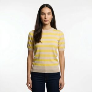 Γυναικείο ριγέ πλεκτό top σε cream και λεμονί κίτρινες ρίγες φορεμένο σε μοντέλο με σκούρο denim παντελόνι, κομψό casual styling σε φωτεινό studio φόντο.
