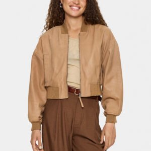 Γυναικείο bomber jacket καμηλό σε σουέντ υφή με cropped εφαρμογή, φορεμένο με καφέ ψηλόμεσο παντελόνι και basic τοπ, casual chic styling σε λευκό φόντο