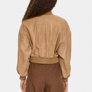 Γυναικείο καμηλό bomber jacket σε σουέντ υφή με χαλαρή cropped εφαρμογή, πίσω όψη με ριπ τελείωμα, minimal styling σε ουδέτερο φόντο
