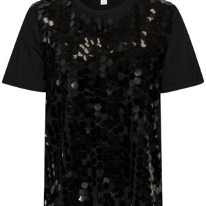 Μαύρη γυναικεία μπλούζα Soaked in Luxury με oversized tonal παγιέτες στο μπροστινό μέρος, κοντά μανίκια και relaxed εφαρμογή, φωτογραφημένη σε ανοιχτό γκρι studio φόντο.