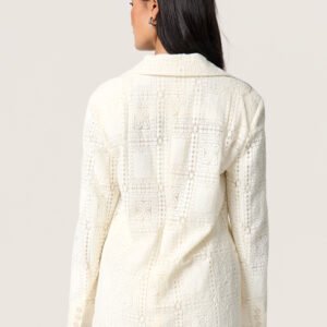 Πίσω όψη από εκρού crochet σακάκι Soaked in Luxury με ανάγλυφη δαντελένια υφή και relaxed oversized γραμμή σε φωτεινό studio φόντο.