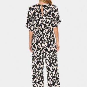 Πίσω όψη printed ολόσωμης φόρμας Saint Tropez με loose εφαρμογή, abstract ασπρόμαυρο print και wide leg παντελόνα σε minimal studio φόντο.
