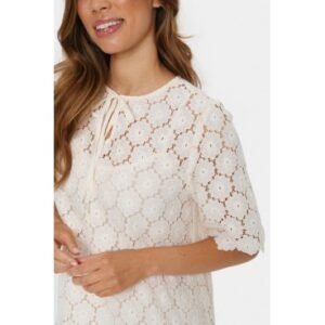 Λεπτομέρεια από εκρού maxi φόρεμα Saint Tropez με floral δαντέλα, relaxed fit και romantic σχεδιασμό σε φωτεινό studio φόντο.