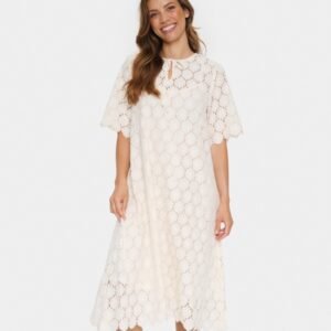 Γυναίκα φορά εκρού maxi φόρεμα Saint Tropez με floral δαντέλα, loose αέρινη γραμμή και φαρδιά μανίκια σε minimal studio φόντο.